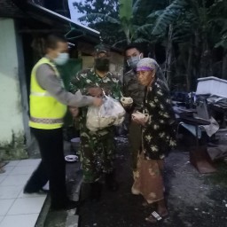 Sertu Bustanul Anggota Ramil 03/Buduran Bagikan Nasi Bungkus di Wilaya