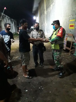 Babinsa Serda Nanang Nasdar Aulia bagikan nasi bungkus di wilayah Bina