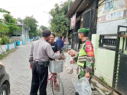 Pelda Nur Hidayat Membagikan Nasi Bungkus kepada Warga Terdampak Covid