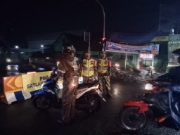 Cegah Penyebaran Covid-19, Personel Koramil 0816/13 Bantu Check Point
