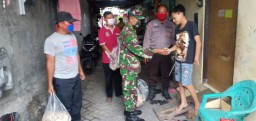 Pelda Subakir Babinsa Koramil 17 Gedangan Bagikan Nasi Bungkus