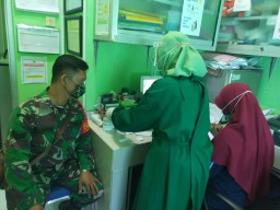“Babinsa Koramil 17 Gedangan Melaksanakan Rapid Tes”