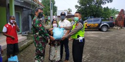 Peran Aktif Babinsa Koramil 0816/11 Tarik dampingi Pembagian Sembako