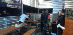 Babinsa Dan Kades dan Relawan Covid 19 Bubarkan keramaian