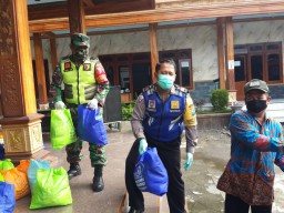 Babinsa dan Babinkamtibmas bersinergi bagi 489 Paket Sembako