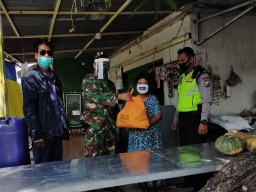 Babinsa Koramil 0816/09 Krian bantu bagi Sembako Desa Watugolong