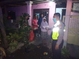 Jelang Buka Puasa Babinsa dan Tiga Pilar Bantu Bagikan Nasi Bungkus