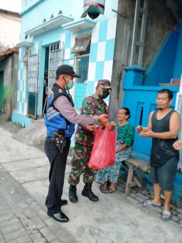 Babinsa Ramil 03/Buduran Bagikan Nasi Bungkus di Wilayahnya