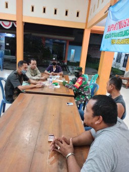 Babinsa Koramil Prambon anjangsana ke Posko Relawan covid-19