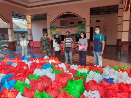 Babinsa 10 Balongbendo awasi pendistribusian sembako dampak covid-19