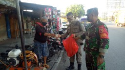 TNI - Polri dan Satpol PP Gedangan Bersinergi Bagikan Nasi Bungkus