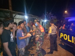 Sinergitas TNI-POLRI Bagikan Makanan Sahur Kepada Masyarakat Tulangan