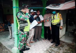 635 Paket Sembako dibagikan oleh Pemdes Tropodo bersama Babinsa