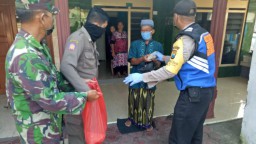 Babinsa dan Banbinkatip buduran bagikan Nasi ke warga