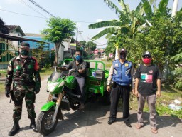 Sebanyak 422 paket sembako dibagikan oleh relawan covid-19