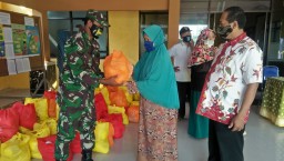 Babinsa Koramil 0816/06 Tanggulangin Dampingi Penyaluran Sembako