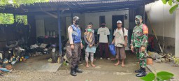 Babinsa Koramil 0816/13 Bantu Distribusikan Sembako Dari Dinas Sosial
