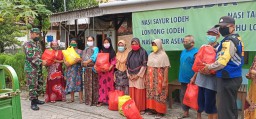 Babinsa Desa Tlasih Dampingi P.J.Kades Tlasih Bagikan Sembako ke warga
