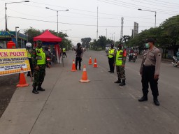 Anggota Koramil 0816/09 Krian pengamanan Pos cek Ponit PSBB Baypass