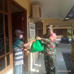 Babinsa Ramil 07 Dampingi Pembagian Sembako Dari Dinsos Di Desa Binaan