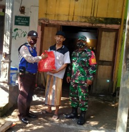 Babinsa Koramil Tarik Mengawal Penyaluran Pembagian Sembako