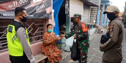 Jelang Buka Puasa Tiga Pilar Bagikan Nasi Bungkus Wilayah Kec Sedati