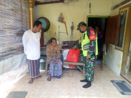 Babinsa Koramil 0816/08 Bersama Relawan Covid-19 Jabon bagikan Sembako