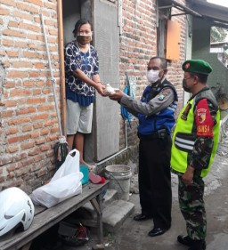 Berbagi di bulan Puasa adalah wujud kebersamaan dan kepedulian Babinsa