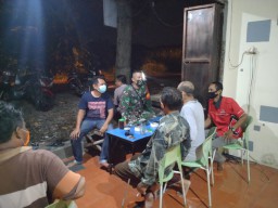 Babinsa Koramil 0816/12 Prambon Komsos ke warga binannya di Ds Prambon