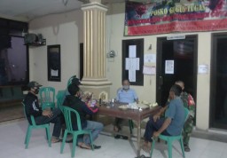 Babinsa Koramil 0816/12 Prambon anjangsana ke Posko Relawan Desa Lawan
