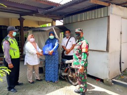 Babinsa Koramil 04/Porong Sertu Budi Dampingi Pendistribusian sembako