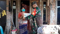 Babinsa Koramil 0816/12 Prambon bantu warga dengan berikan sembako