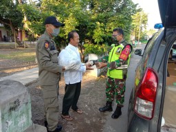 Serda Zainuddin ikut Bagikan Nasi Bungkus Kepada Warga