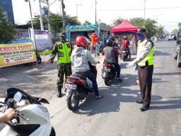 Anggota Koramil 09 Krian pengamanan Pos cek Ponit PSBB Baypass Krian