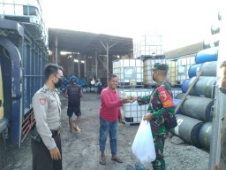 Rasa peduli Babinsa 12/Prambon pada warga ditengah pandemi Covid-19