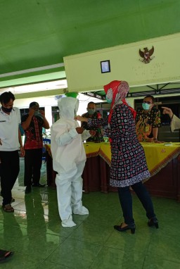 Babinsa Hadiri Sosialisasi Pemakaian APD Hadapi Covid19 Dari Puskesmas