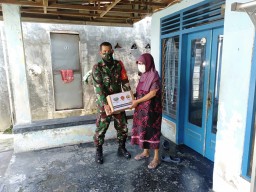 Babinsa Kupang Membagikan Sembako Bagi warga Yang Terdampak Covid-19