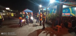 Anggota Koramil 09 Krian dalam pengamanan Pos cek Ponit PSBB Baypass