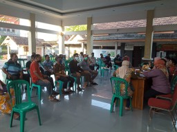 Babinsa Koramil 0816/11 Tarik Hadiri Musyawarah Pembagian BLT