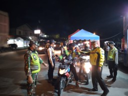Babinsa Koramil 0816/09 Krian terjun langsung dalam Pelaksanaan PSBB