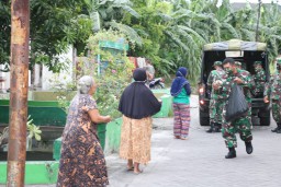 Pandemi Covid-19, Prajurit Kodim 0816/Sidoarjo bagikan nasi bungkus