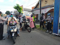 Serda Budiono Laksanakan Check Point di Pertigaan PG Krembung