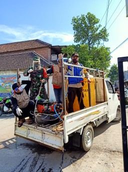 Penyemprotan deksintan secara serentak di wilayah desa kec.buduran