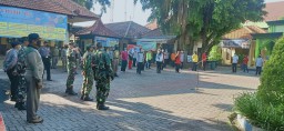Forkopimka bersama Ka Puskesmas Krian lakukan penyemprotan disinfektan