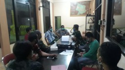 Babinsa Prambon musyawarah terbatas dengan Relawan lawan Corona