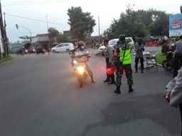 Koramil 0816/12 Prambon membagikan nasi bungkus pada warga