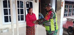 Serma Tri Sakti ikut Bagikan Nasi Bungkus di warga 3 desa