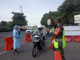 Tetap Semangat Anggota Koramil 11 Tarik, Jaga Cek Point Penerapan PSBB