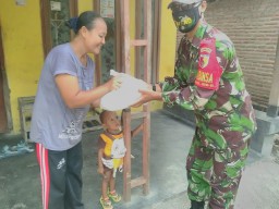 Babinsa Desa Kedung Rawan bagikan Sembako dari Kodam V/Brawijaya