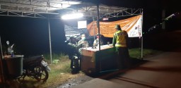 Babinsa Koramil 12 Prambon komsos dengan para Relawan Posko Covid-19